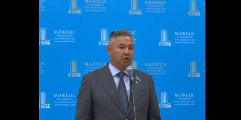 Азат Перуашев орынбасарының ұсталғанын мойындады.