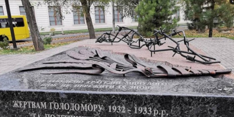 Басқыншылар Мариупольдегі Голодомор құрбандарына арналған ескерткішті бұзды.