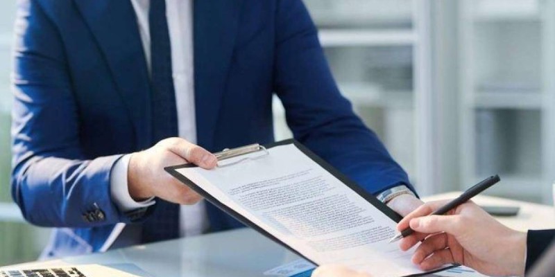 ХҚКО қызметкері көліктерді заңсыз тіркеумен айналысқан.
