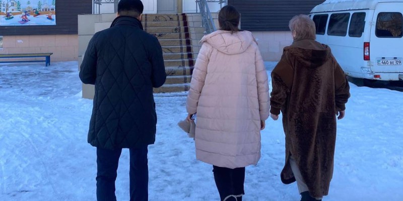 Ұлытауда асырап алған  үш баланы құлдықта ұстаған әйел ұсталды.
