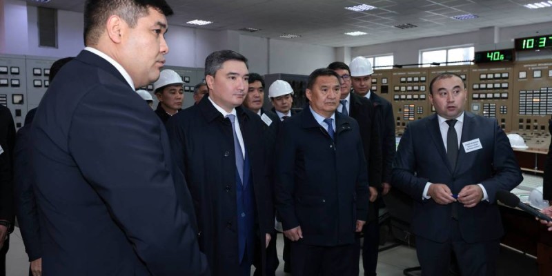 Олжас Бектенов Степногорск тау-кен химия комбинатының ұжымымен Қазақстанда АЭС салу мәселесін талқылады.