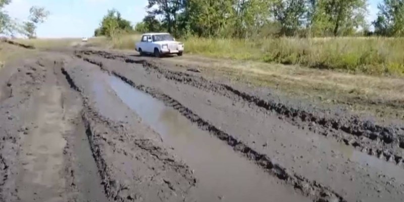 Қостанайда көктемде су шайып кеткен жол әлі жөнделмеген.