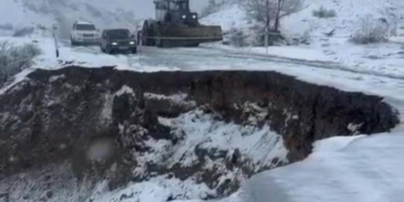 Марқакөлде топырақ көшкіні жүріп, жол жабылды.