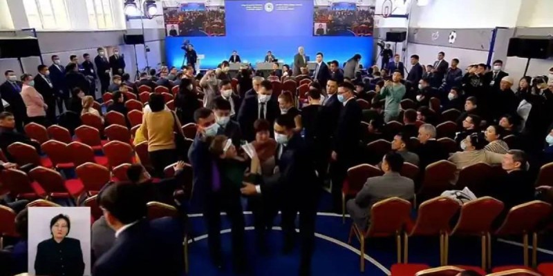 Досаевтың халықпен кездесуінде «баспанамызды рэкеттік әдіспен тартып алып жатыр» деген әйел есінен танып құлады.