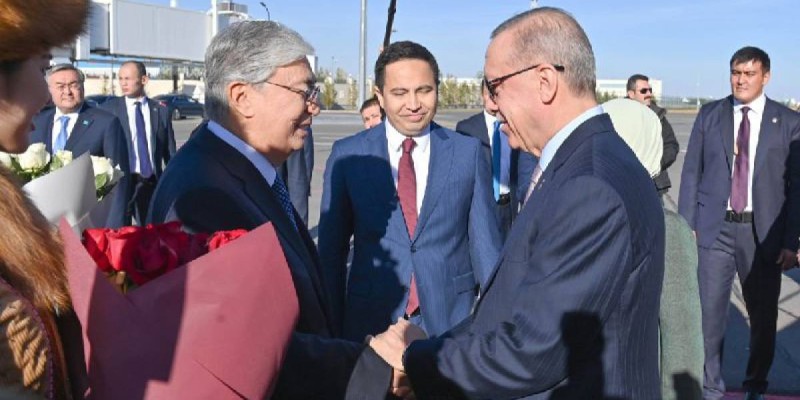 Тоқаев Ердоғанды елорда әуежайында күтіп алды.