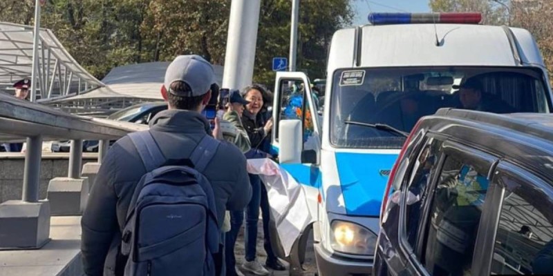 Путиннің сапарына қарсылық білдірмек болғандарды полиция ұстап әкетті.