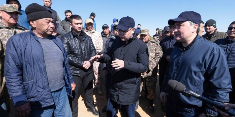 Олжас Бектенов Құлсары тұрғындарымен кездесті.