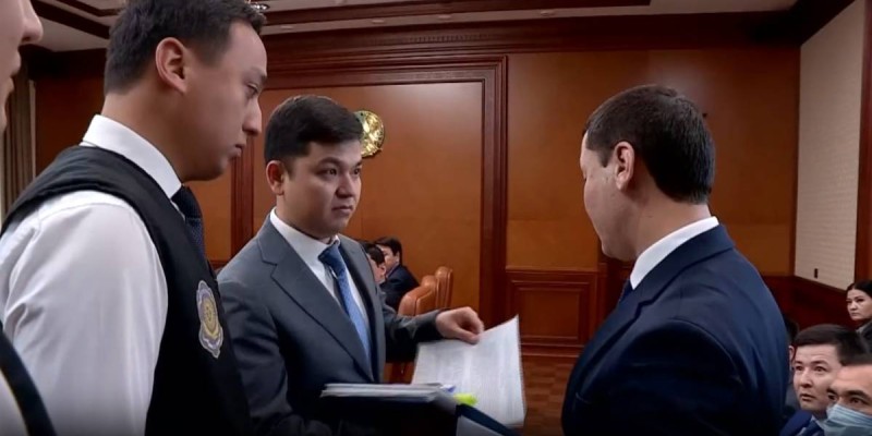 Антикор шенеунікті жиналыста отырған жерінен ұстап әкетті.