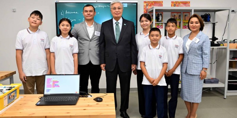 Тоқаев жаңа мектепке автобус пен өз кітабын сыйға тартты.