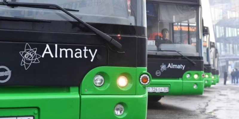 Алматыда екі автобус соқтығысып, алты адам зардап шекті.