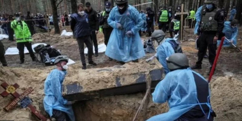Украина Изюм маңынан азапталып өлтірілген адамдардың қорымын тапты.