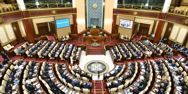 Парламент депутаттары екі айлық каникулға кетті.