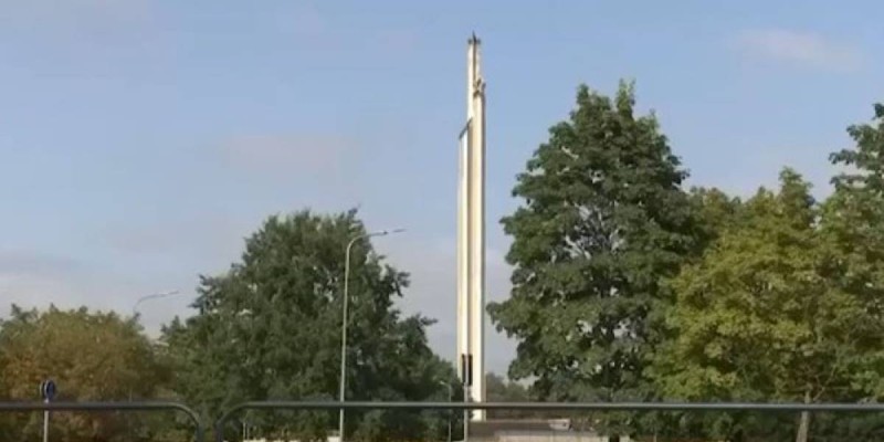 Ригада Совет Армиясына арнап қойылған ескерткіш құлатылды.