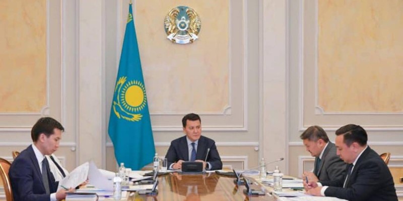 Ерлан Қарин Шетелде кадрлар даярлау жөніндегі республикалық комиссияның отырысын өткізді.