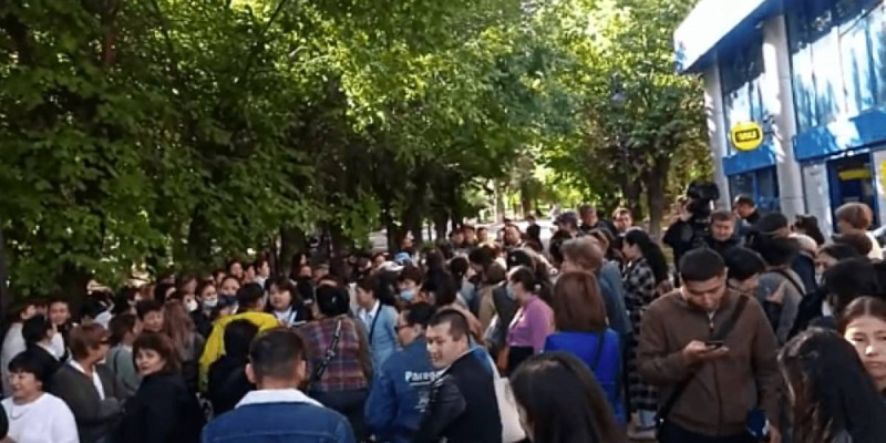«Қазпошта» қызметкерлері наразылыққа шықты.