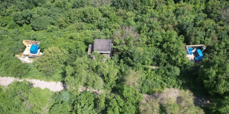 Алматының тау бөктерінде үш бірдей заңсыз нысан сүрілді.