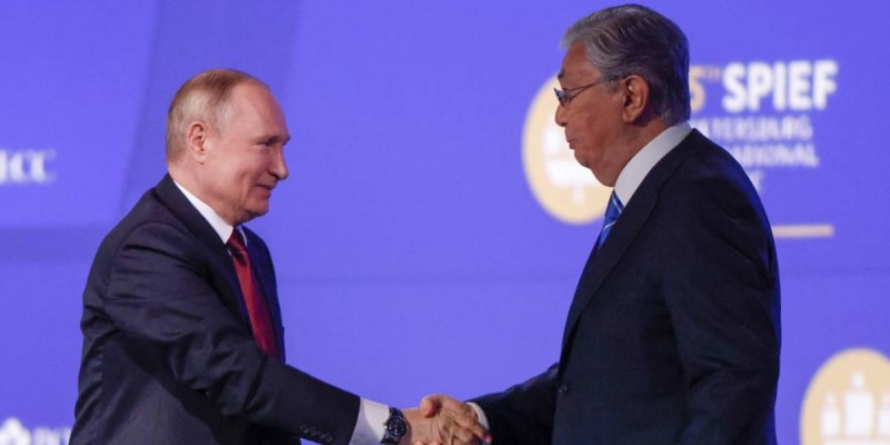 Тоқаев Путинмен кездесуде Украинаға қатысты сауалға жауап берді.