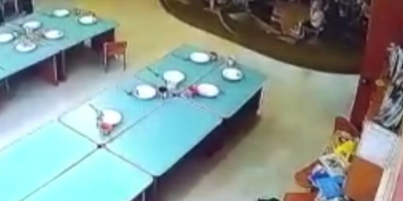 Өскемендегі балабақшада бүлдіршінді еденге лақтырды.
