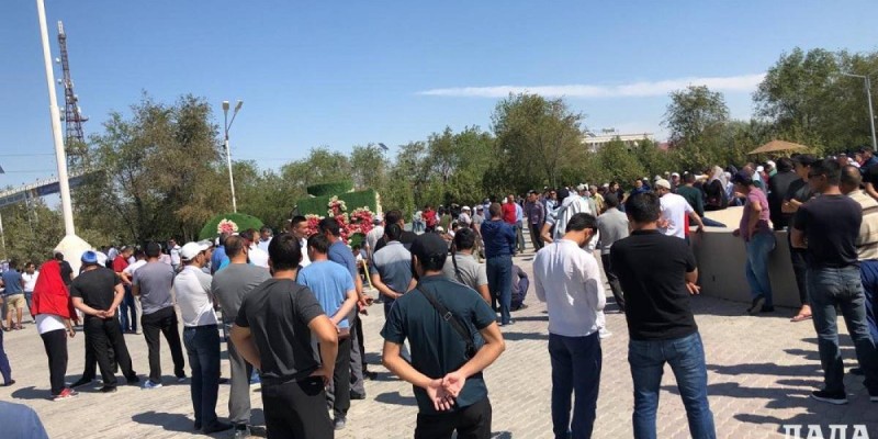 Маңғыстау әкімі наразылыққа шыққан жаңаөзендіктермен кездесті.