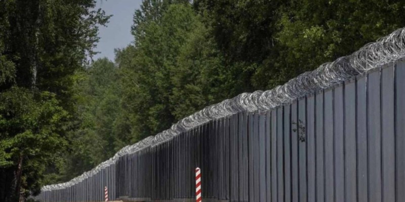Польша билігі Беларусьпен шекараны болат темірмен қоршап алды.