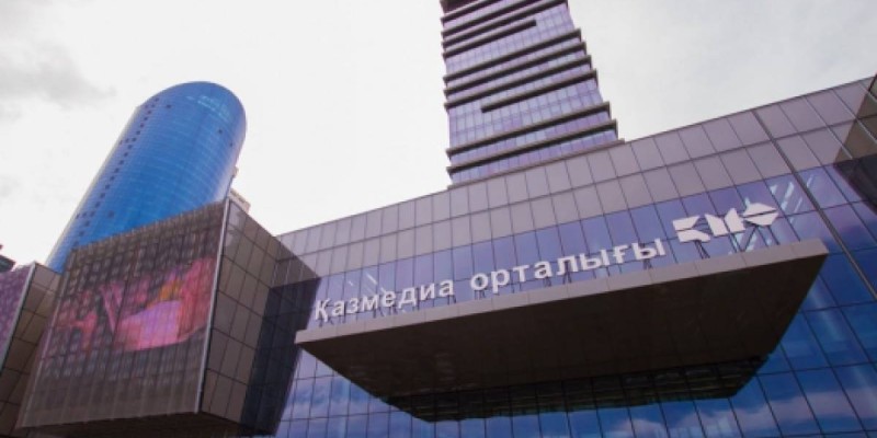 Астанадағы «Қазмедианың» алдында ер адам газ баллон жармақшы болған (видео).