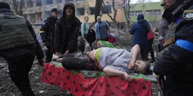 Ресей Мариупольде перзентханаға әуеден шабуыл жасаған.