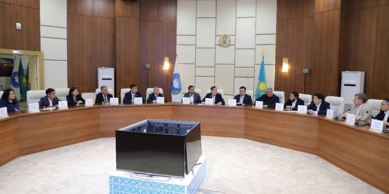 ҚХА еріктілері зардап шеккен тұрғындарға тұрақты түрде көмек көрсетеді.