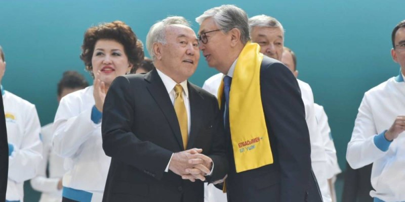 Назарбаев және оның отбасы туралы заңның күшін жою петициясы 50 мыңнан астам қол жинады.