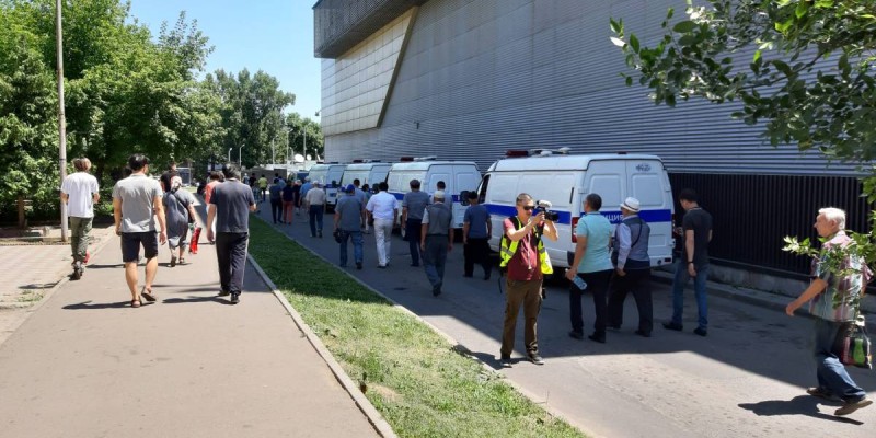 Полиция «заңсыз митингіге шақырған» оннан аса адамды ұстады.