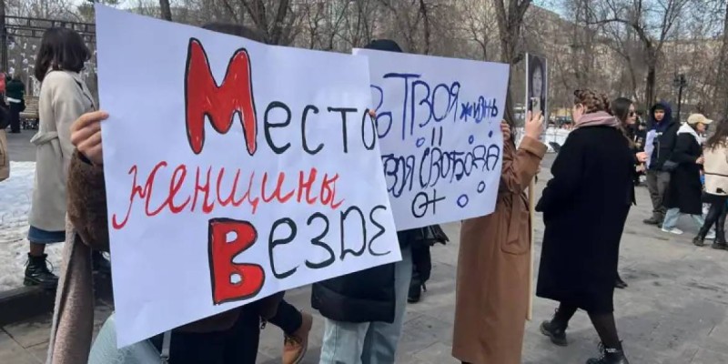 Алматыда әйелдер құқығын қорғауға арналған акция өтті.