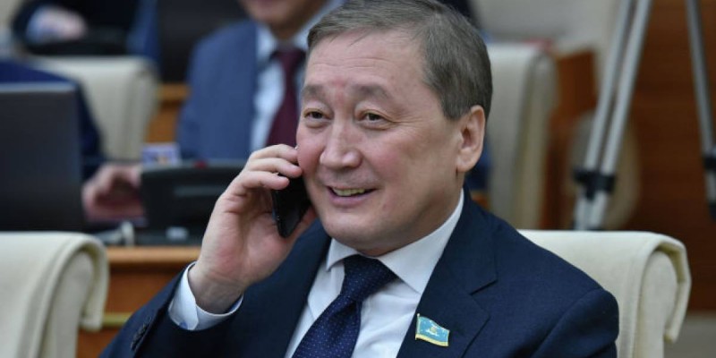 Министр Сапархан Омаров жер сатуды қолдайды.