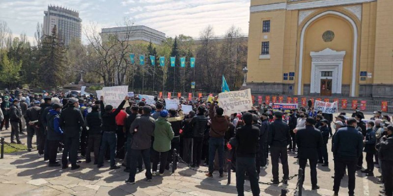 Алматыдағы митинг: 120 мың гектар жер Қытайға өтіп кетеді деп қауіптенеді.