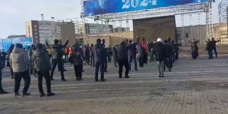 Әкімдік жұмысшыларды сенбі күндері жаттығу жасауға мәжбүрлеген.