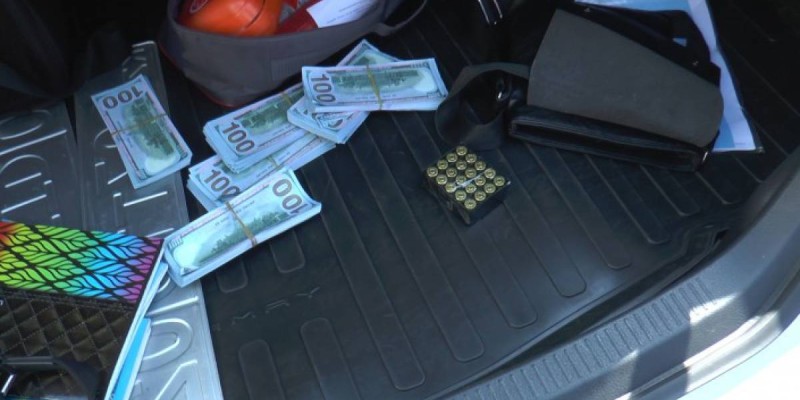 Жүк салғышынан доллар және травматикалық тапанша табылған көлік Талдықорғанның экс-әкімінің баласынікі болып шықты.