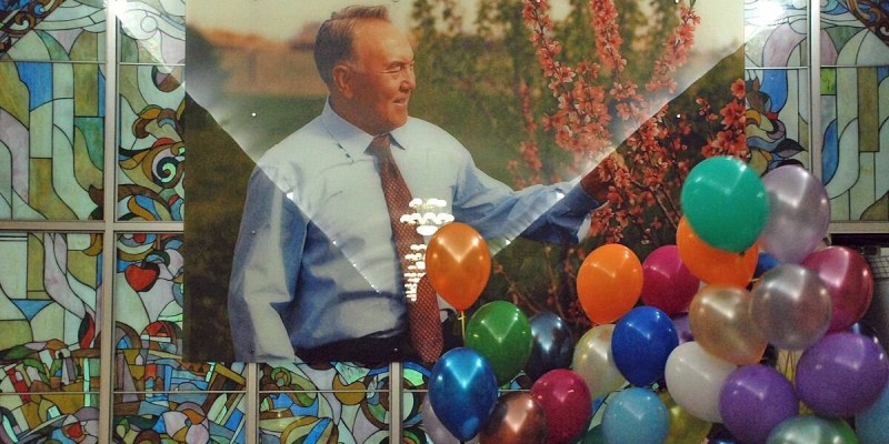 Назарбаевтың портреті Алматы метросының қабырғасынан алынды.