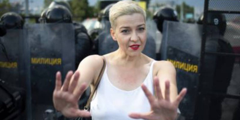 Колесникова төлқұжатын жыртып елде қалды.