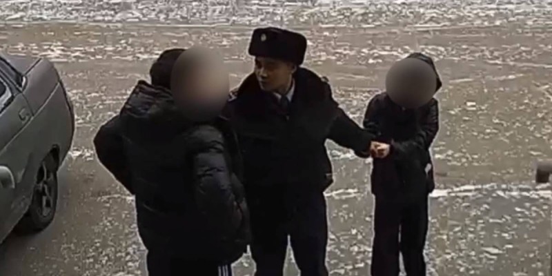Семейде учаскелік полицей кішкентай қызды мас адамнан құтқарып қалды.