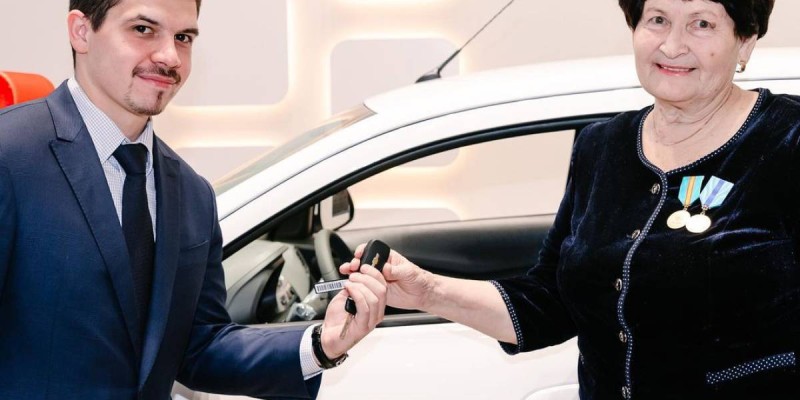 Ардагерлер кеңесіне жаңа Chevrolet Cobalt сыйлады.
