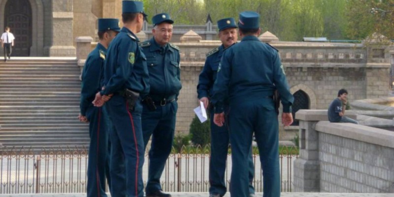 Өзбекстан: Милиционерлер Құран ұстап пара алмауға ант берген.