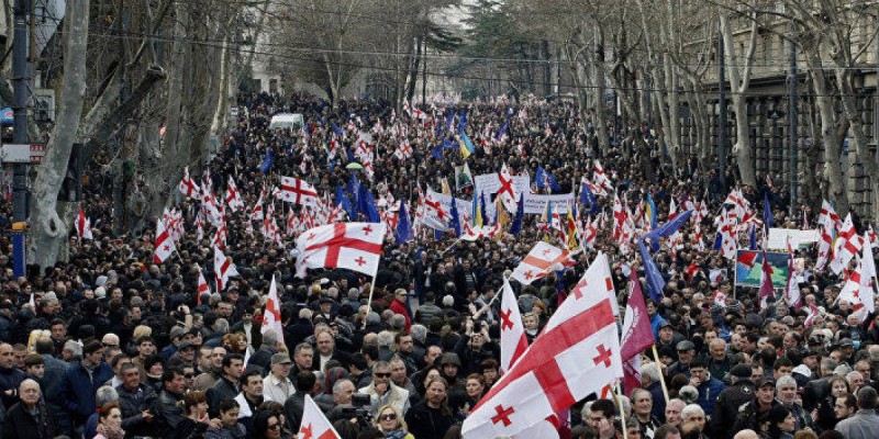 Грузияда мыңдаған адам митингіге шықты.