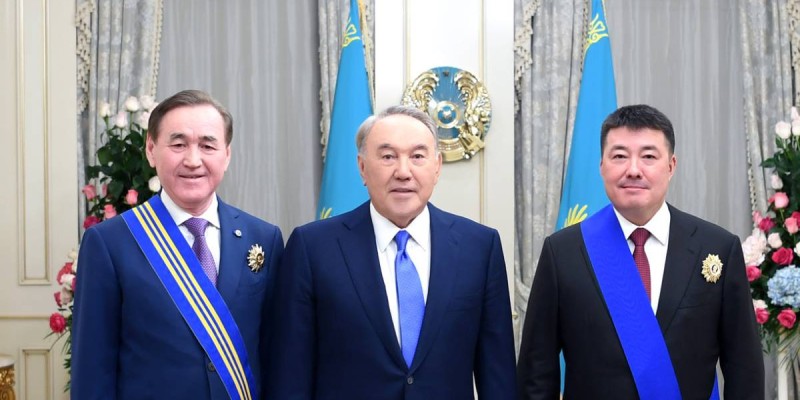 Назарбаев көмекшісін өз атындағы орденмен марапаттады.
