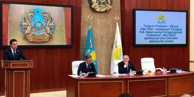 Назарбаев үкіметпен жиналыс өткізіп жатыр.