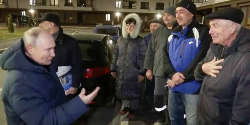 «Көзбояшылық». Путин оккупациядағы Мариуполь тұрғындарымен кездесуде ыңғайсыз жағдайға қалды.