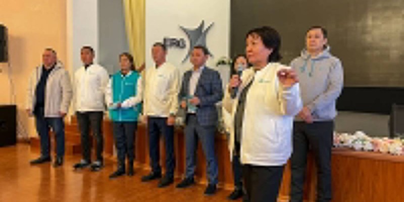 Кандидаттар жұмысшылармен және студенттермен кездесті.