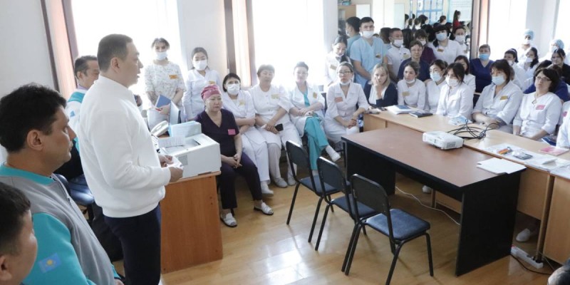 «Amanat» партиясынан депутаттыққа кандидаттар Петропавлдағы үшінші емхана қызметкерлерінің сұрақтарына жауап берді.