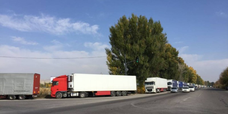 Қазақ-қырғыз шекарасында жүк көліктер қайта бөгеле бастады.