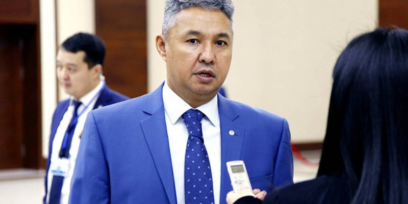 Азат Перуашев Әсия Төлесова мен Бейбарыс Толыбековке араша сұрап, бас прокуратураға орыс тілінде хат жазды.