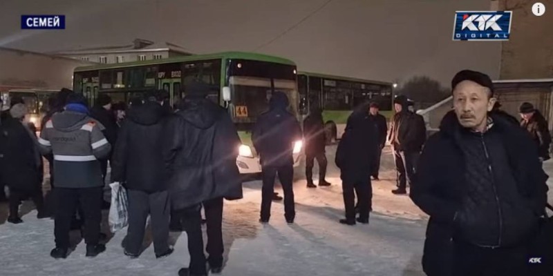 Семейде қоғамдық көлік жүргізушілері наразылыққа шықты.