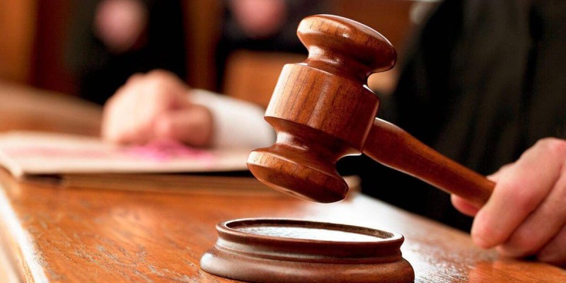 Түрмедегі адамды зорлаған колония қызметкері 10 жылға сотталды.