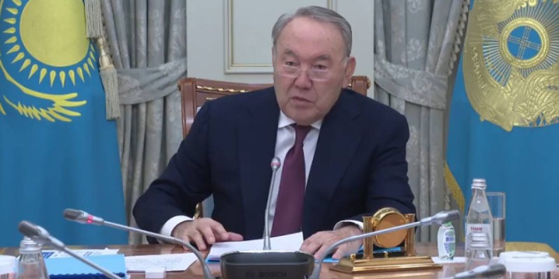Н.Назарбаев: Бұл — ақшаның шашылып жатқанынан, артықшылығынан емес, десе де экономикаға жұмсамай халыққа берейік деп отырмыз.